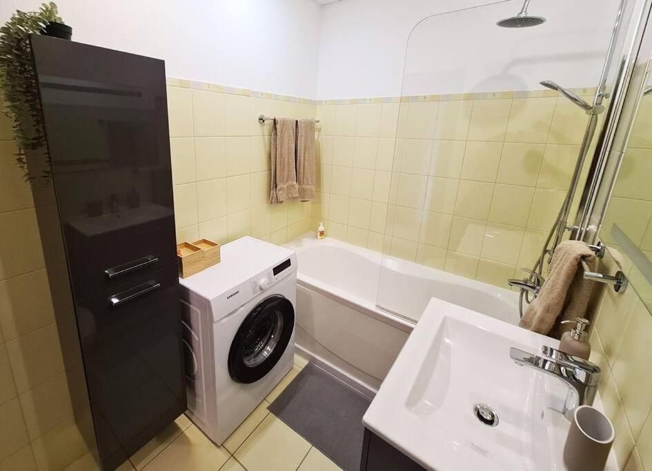 Stylish Apartment With Parking & Spacious Balcony 리가 외부 사진